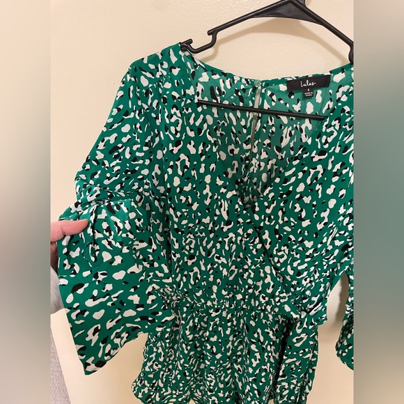 ✨NWT Lulus Make Moves Green and Black Print Flounce Sleeve Romper Size Small - Picture 6 of 15